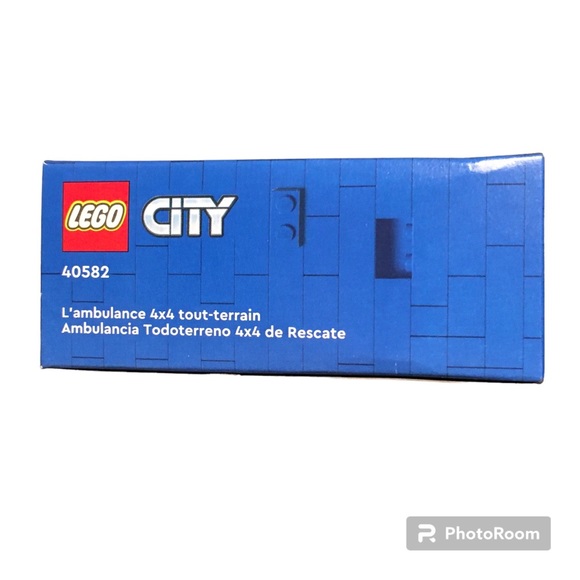 Lego City 4x4 Off-Road Ambulance Rescue Set (#40582) - Picture 6 of 7
